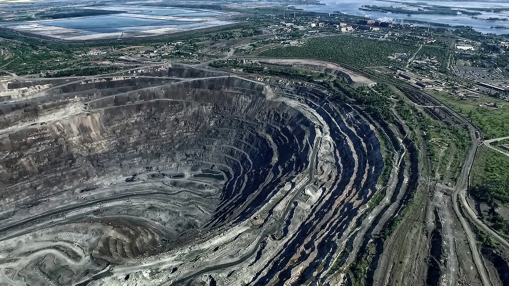 Large aggregate processing quarry